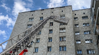Спасатели в Новосибирске эвакуировали троих рабочих с девятого этажа