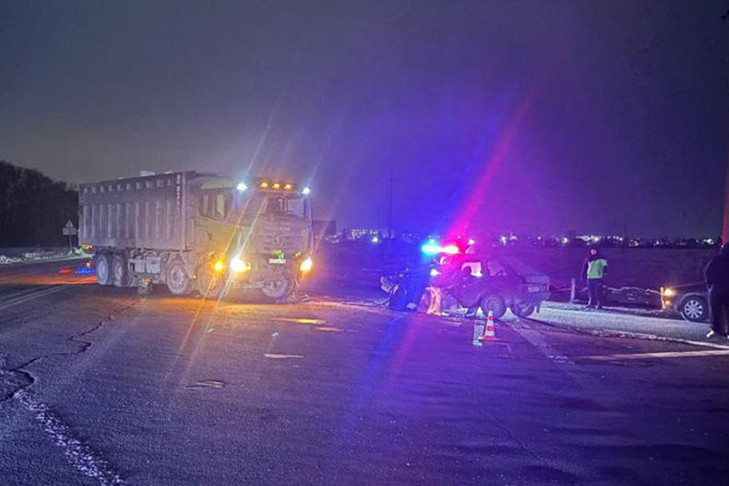 Женщина погибла на трассе под Новосибирском из-за разворота грузовика