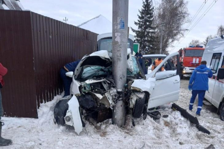 Водитель Лады врезался в столб и выжил в Заельцовском районе