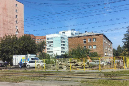 Фонтан из теплосети выбил стекла автомобилей на улице Блюхера в Новосибирске