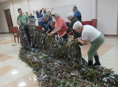 Маскировочные сети продолжают изготавливать «серебряные» волонтеры в Северном