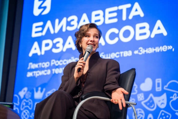 Папина дочка Лиза Арзамасова стала мамой и рассказала новосибирцам о семье