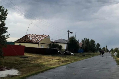 Крышесносный ураган движется в Новосибирск из Карасука