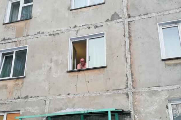 Голый мужчина в Линево кидался ножами из окна
