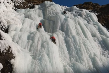 Замерзшие водопады покоряют новосибирские альпинисты