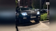 Полицейские поймали новосибирца, проехавшегося по лестнице