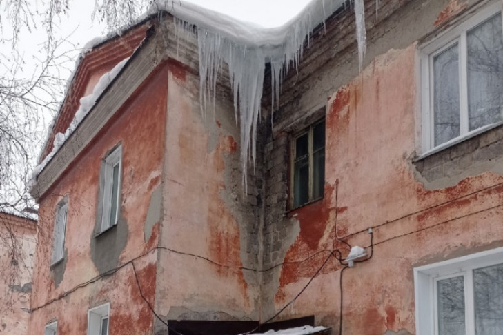 Метровые сосульки напугали жителей Первомайки в Новосибирске