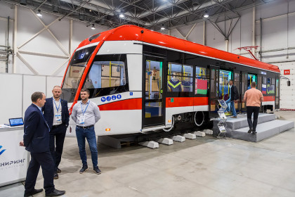 Длинные трамваи для Новосибирска привезли на Транспортный форум-2024