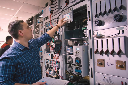 Производитель промышленных систем электропитания ускорил производство почти в 2 раза