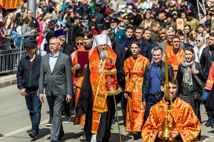 Новосибирцы прошли Крестным ходом в День славянской письменности и культуры