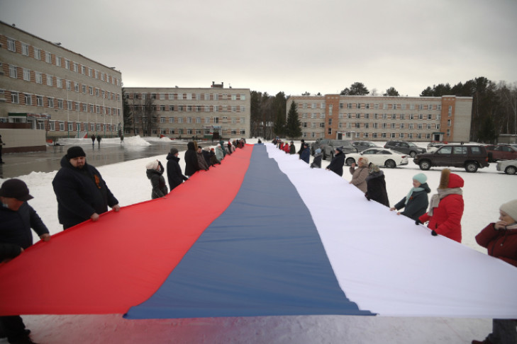 На территории одной из воинских частей в Новосибирске развернули 50-метровый флаг России