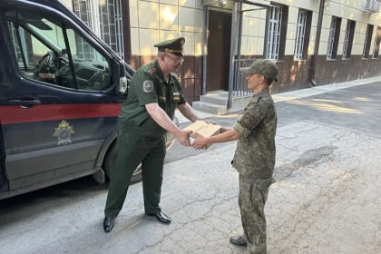 Военные следователи передали гумпомощь бойцам из Новосибирска на СВО