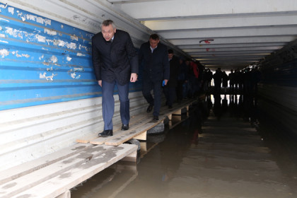 Руководителя области возмутили затопленные подземные переходы в городе Обь  