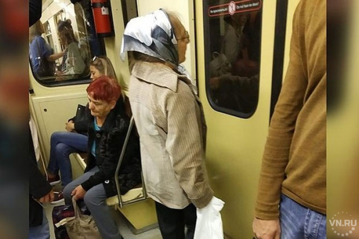 Наглая бабушка-попрошайка возмутила пассажиров Новосибирского метро