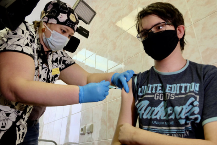 Андрей Травников: обязательной вакцинации подростков в Новосибирской области не предполагается