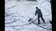 Новосибирец бесплатно убирал снег на Сухарной