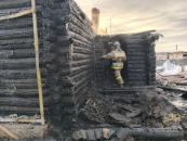 Пожарный вынес женщину из горящего дома в Новосибирской области