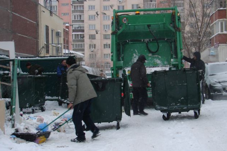 Выбросила ребенка в мусорку в новосибирске. Мусоровоз экология Новосибирск. Перевернутый мусорный бак.