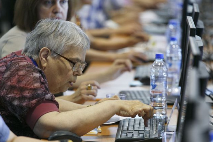 «Бабушка, сделай селфи»: пенсионеры соревновались в компьютерных технологиях