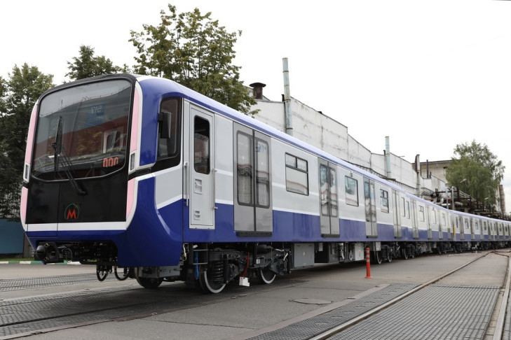 Первый пятивагонный метросостав «Ермак» своим ходом прибыл в Новосибирск