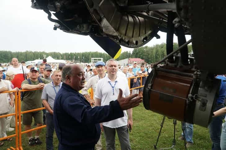 Андрей Травников и тысячи новосибирцев приехали на авиашоу-2024 в Мочище