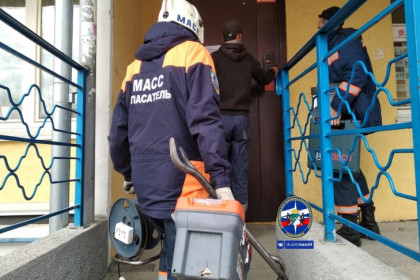 Спасатели взломали тамбурную дверь, чтобы спасти новосибирца с эпилепсией