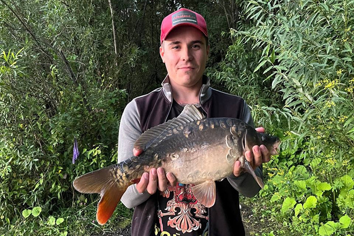 Не влезет в сковородку: здорового карпа выловил житель Новосибирска