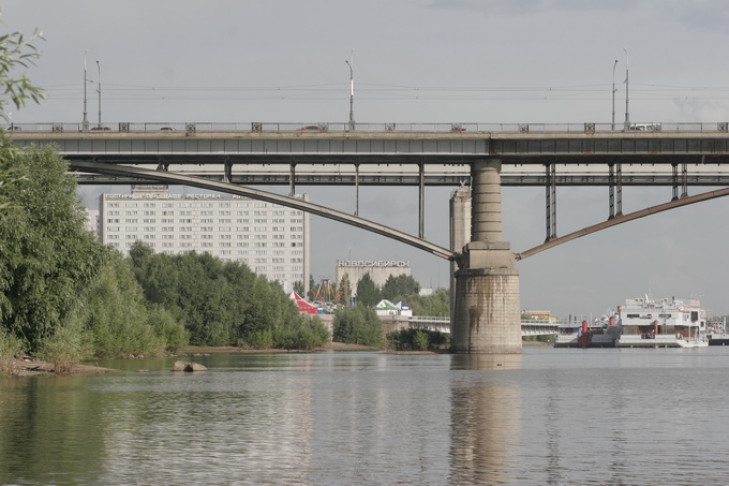 На Октябрьском мосту могут заменить пролетные строения  