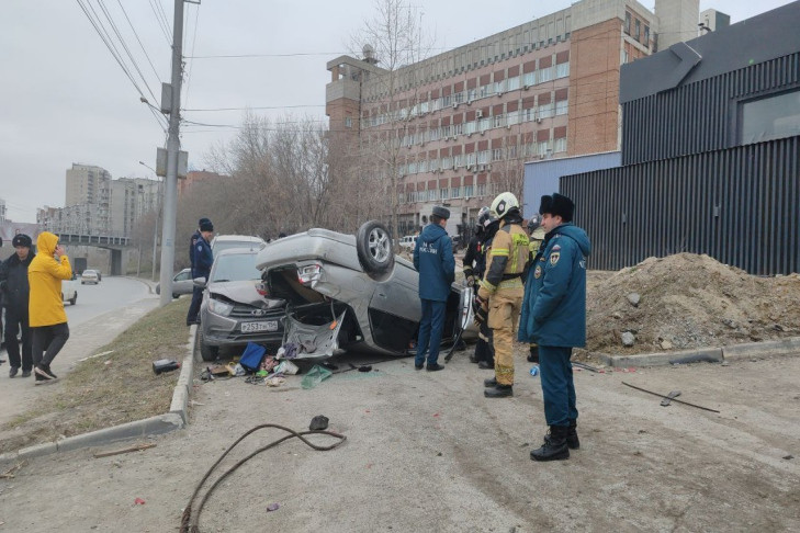 Toyota вылетела на тротуар и сбила пешехода в центре Новосибирска