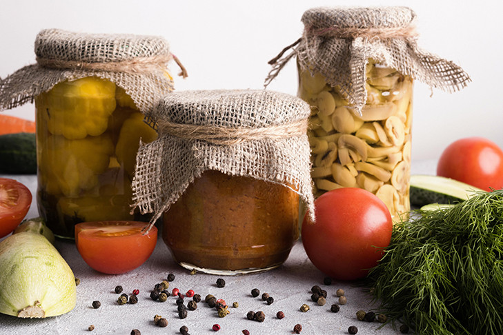 Авито: половина жителей Новосибирска делают заготовки из дачного урожая