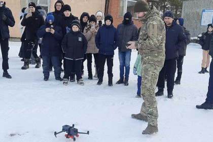 Инструкторы провели ликбез по беспилотникам новосибирским школьникам