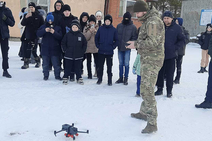 Инструкторы провели ликбез по беспилотникам новосибирским школьникам