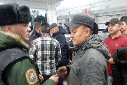 В Новосибирске мигранты спрятались от силовиков среди тюков в ТЦ «Восход»