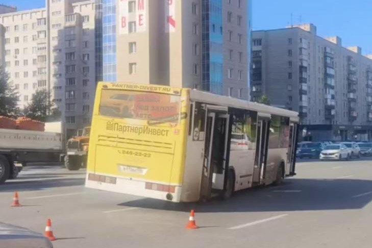 В Новосибирске водитель автобуса №60 протаранил иномарки и умер за рулем