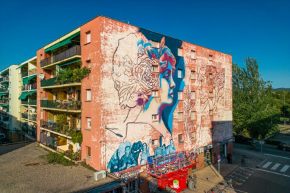Дам с яркими шевелюрами нарисовали на доме в Испании граффитисты из Новосибирска