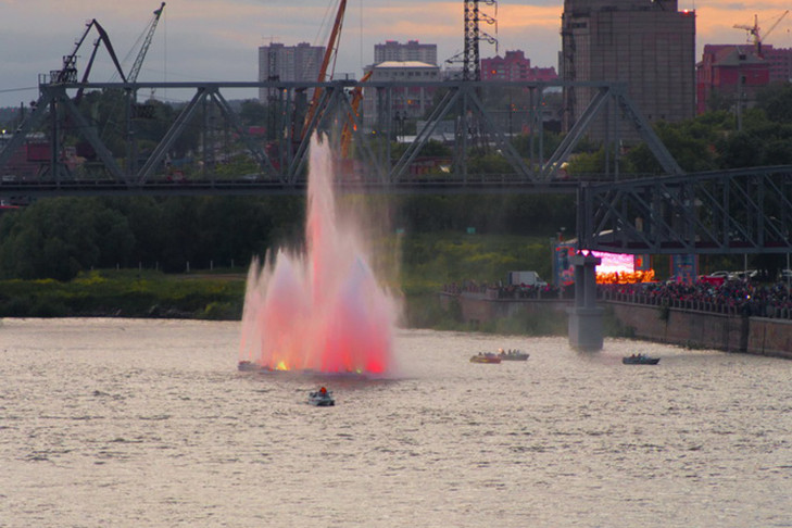 Прокуратура требует починить плавучий фонтан на Оби в Новосибирске