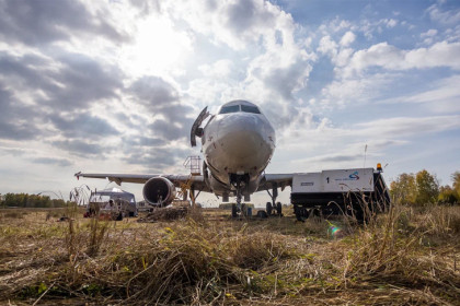 Севший в поле под Новосибирском самолет создает проблемы аграриям