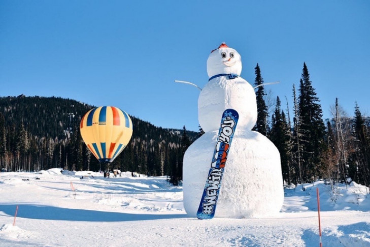 Гигантский снеговик из Шерегеша поддержал российских олимпийцев