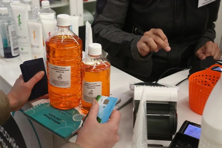 Житель Новосибирска признался в любви к кассирше и устроил стриптиз