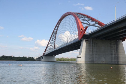 Два парня вместе спрыгнули в Обь с Бугринского моста в Новосибирске