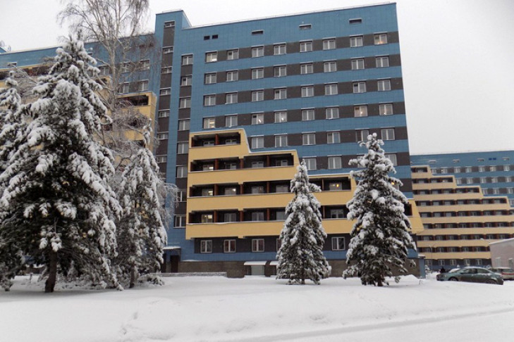 Врачи борются за жизнь выпавшей из окна студентки НГУ