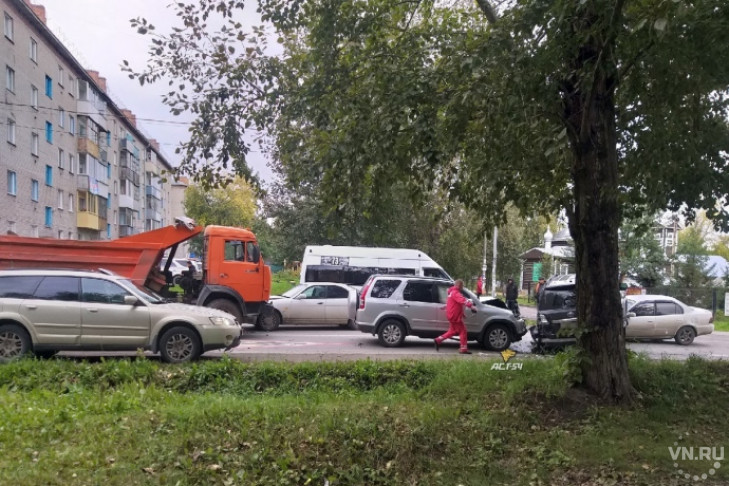Паровоз из машин собрала авария с КамАЗом в Новосибирске