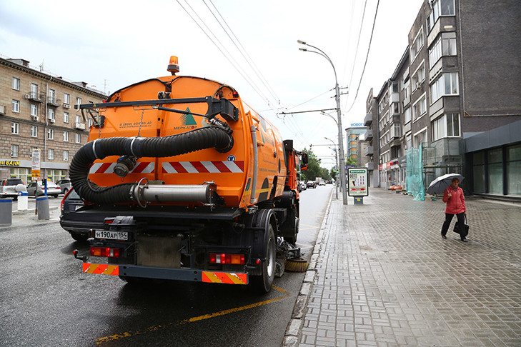 На борьбу с гололедицей вышли дорожники Новосибирска