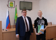 Глава Венгеровского округа вручил сертификат на жильё