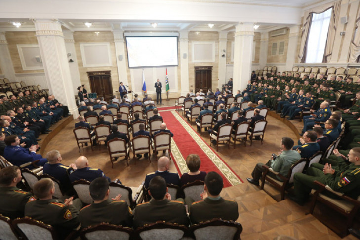 Андрей Травников поздравил военнослужащих с 23 февраля