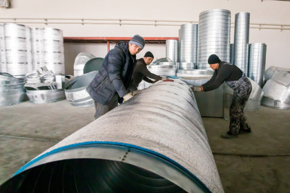 Упавшая труба едва не оставила без ног работника новосибирского завода