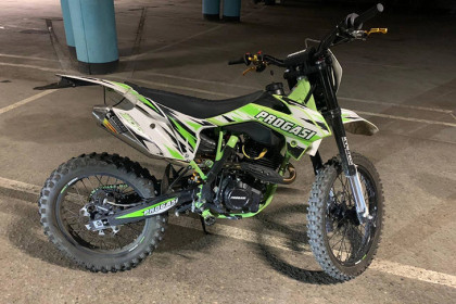 Девочка оказалась в больнице после ночного катания на питбайке в Новосибирске