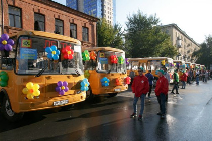 12 новых автобусов получили школы в районах области