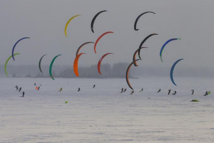 На лыжах под парусом: на Обском море проходят соревнования по сноукайтингу