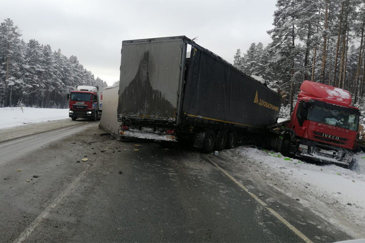 Два грузовика столкнулись на трассе в Новосибирской области: один человек погиб
